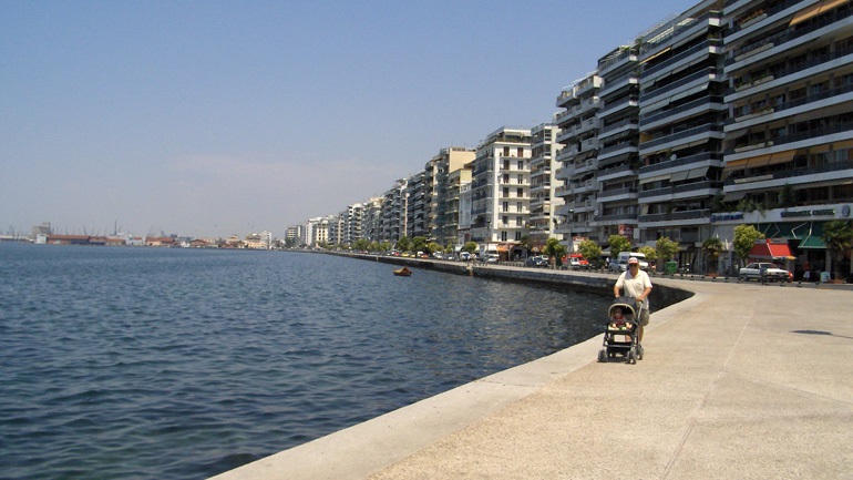 Σάλτο μορτάλε από σαρδέλες στην προκυμαία Θεσσαλονίκης